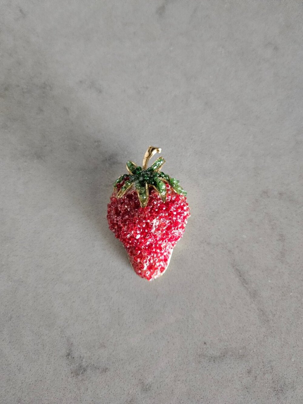 RARE & VINTAGE WEISS GLAZED STRAWBERRY CRYSTAL BROOCH /PIN IN HEAVY GOLD SETTING